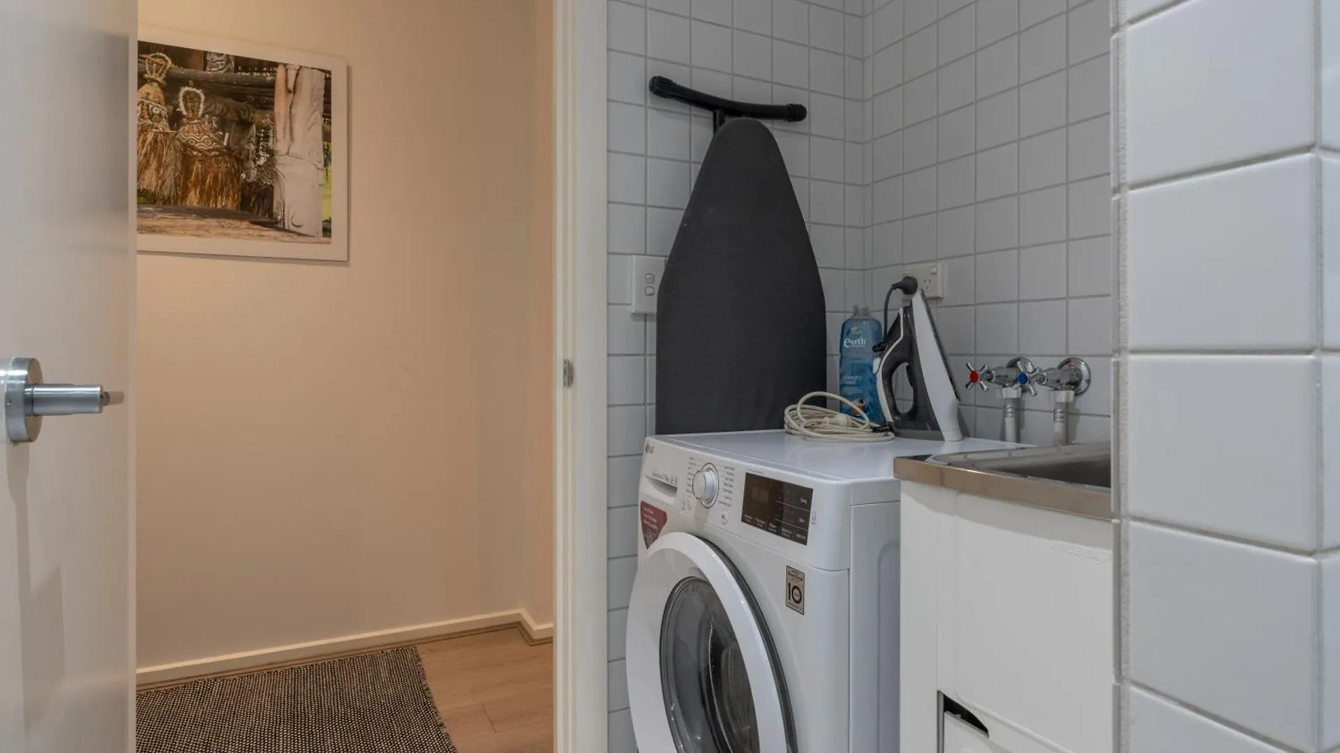 Artful Escape On York - 2X Carpark, Wifi, East End Apartment Adelaide Australia