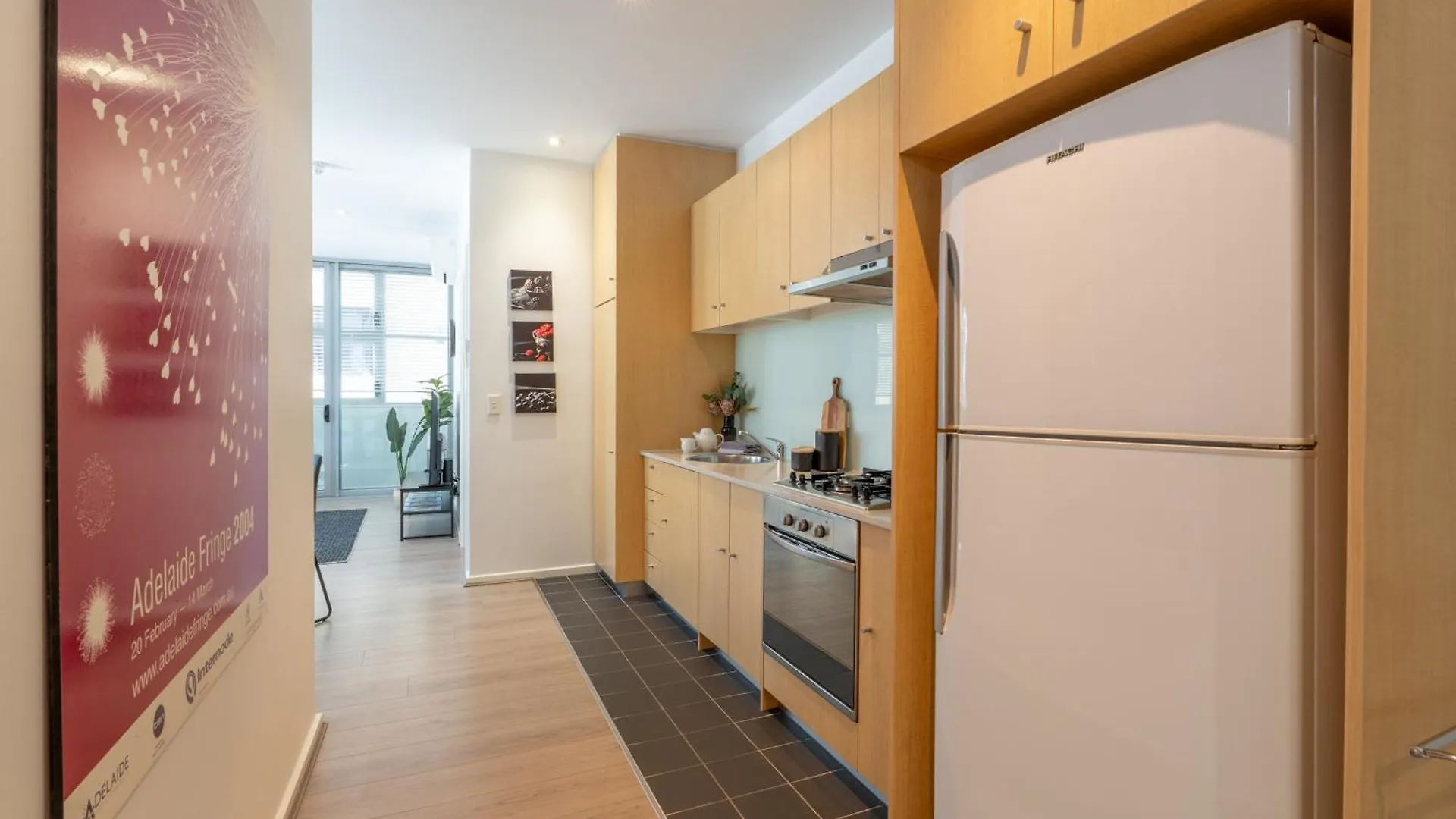 Artful Escape On York - 2X Carpark, Wifi, East End Apartment Adelaide
