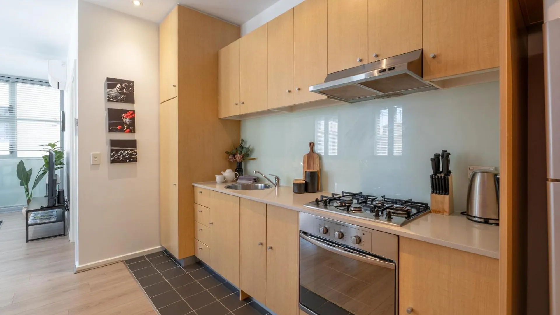 Artful Escape On York - 2X Carpark, Wifi, East End Apartment Adelaide