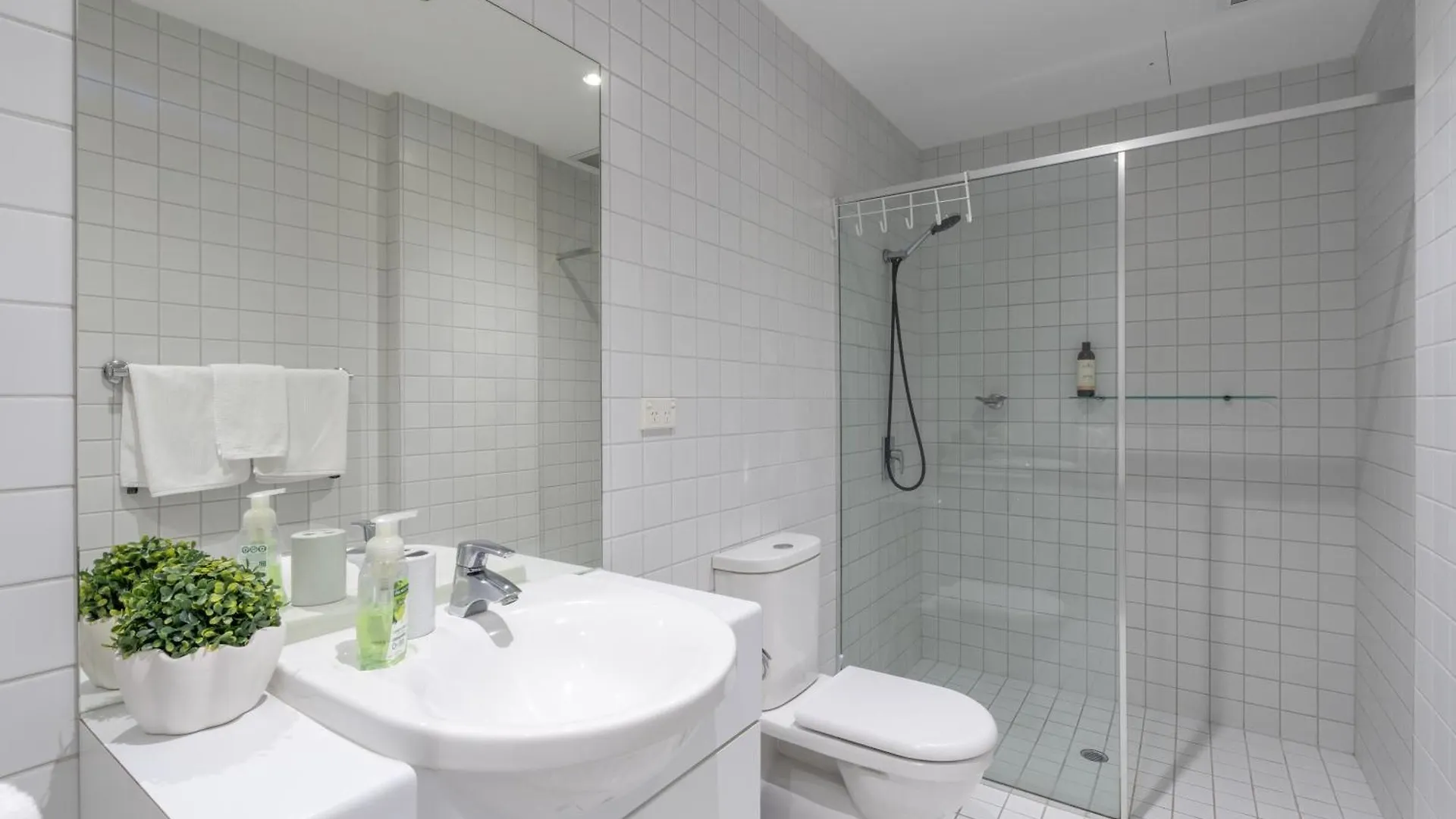 Artful Escape On York - 2X Carpark, Wifi, East End Apartment Adelaide 0*,  Australia